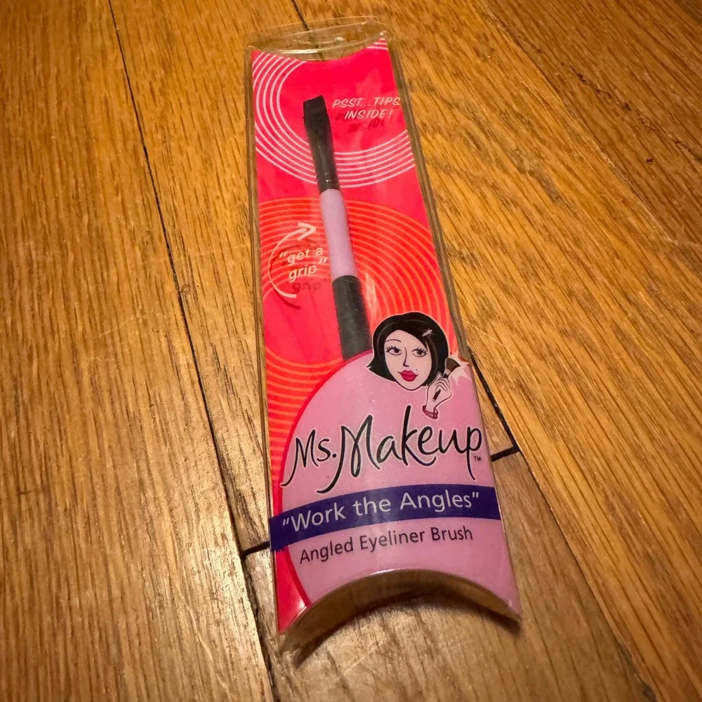 $3 BUNDLE ITEM NWT Ms. Makeup Work the Angles Angled Eyeliner Brush